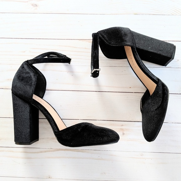Metaphor Shoes - Metaphor Black Velvet Block Heeled Pumps w/ Straps
